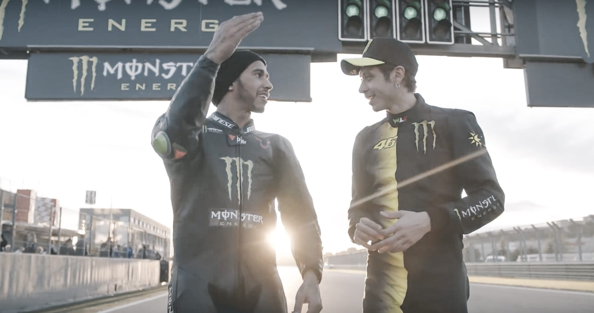 Swapped: Rossi in de F1, Hamilton in de MotoGP
