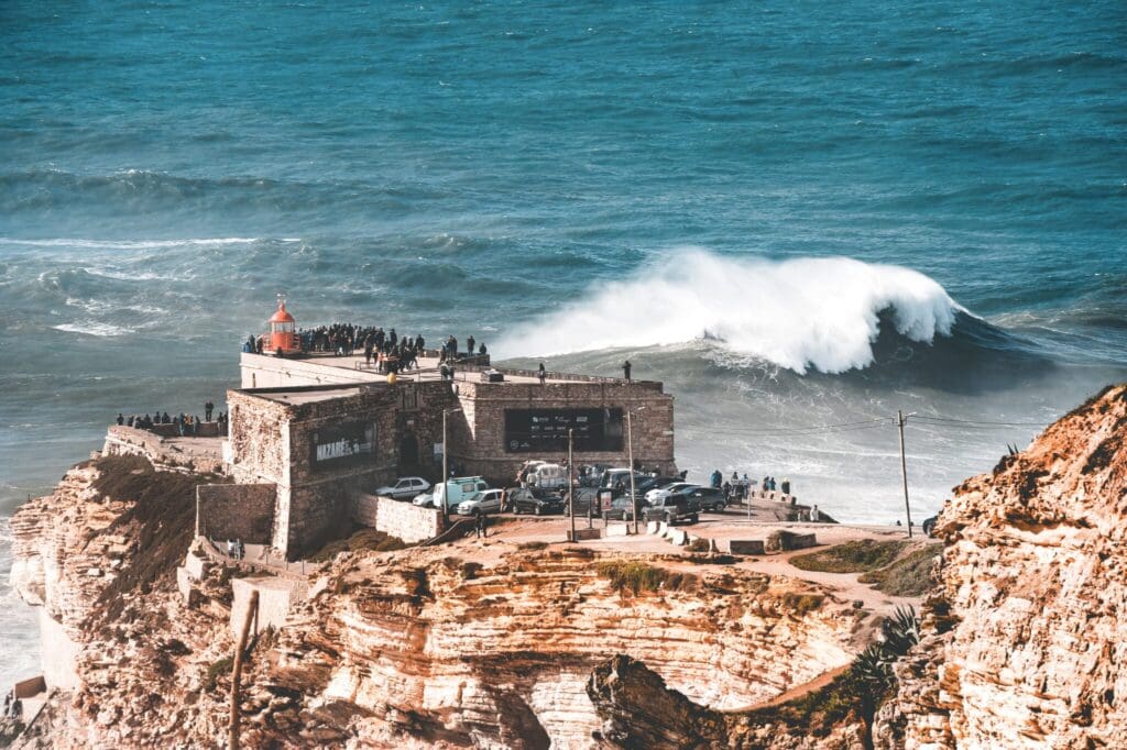 Surfen op de hoogste golven van Europa doe je hier