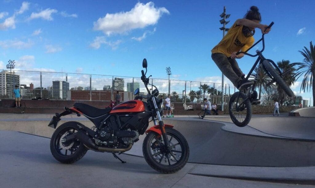 Ducati Scrambler Sixty2 - Manify