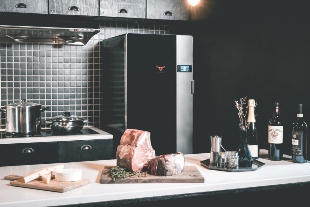 Deze stijlvolle dry-aged kast past gewoon in jouw keuken