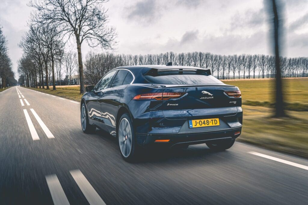 Jaguar I-Pace EV400 rijdend