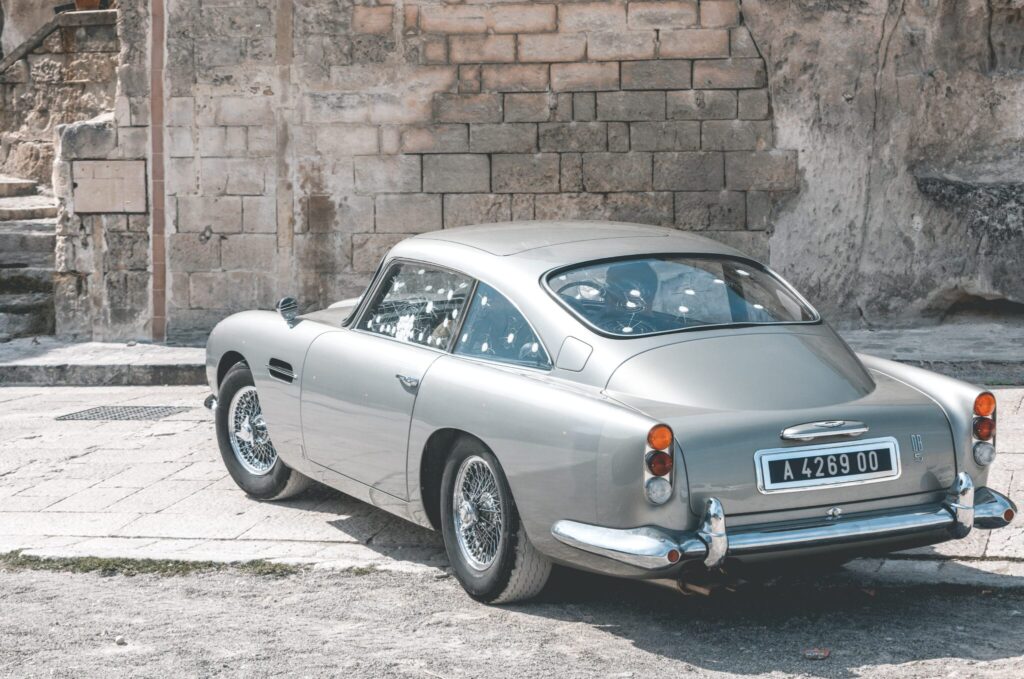 Dit zijn de vetste James Bond-auto’s ooit, inclusief de nieuwe Bond car