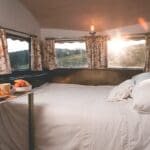 hottub, Airbnb Finds: ultieme retro caravan met Land Rover-hottub