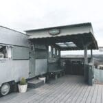 hottub, Airbnb Finds: ultieme retro caravan met Land Rover-hottub