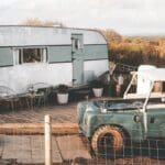 hottub, Airbnb Finds: ultieme retro caravan met Land Rover-hottub