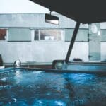 hottub, Airbnb Finds: ultieme retro caravan met Land Rover-hottub