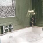 hottub, Airbnb Finds: ultieme retro caravan met Land Rover-hottub