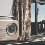 hottub, Airbnb Finds: ultieme retro caravan met Land Rover-hottub