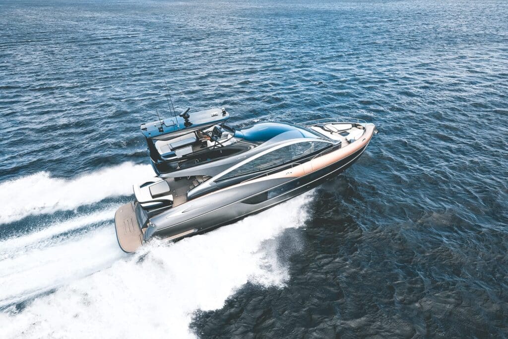 Lexus LY 650 symboliseert de speciale band met de oceaan.