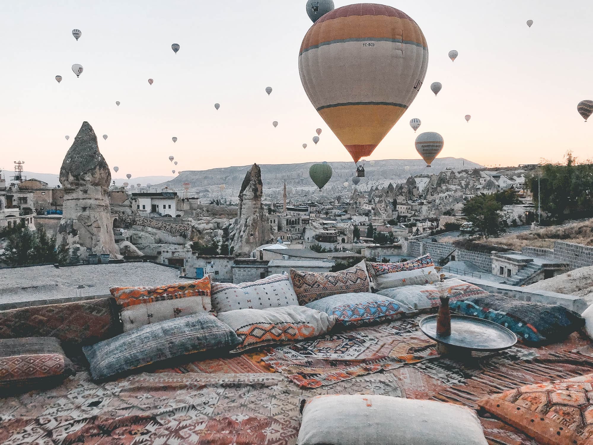Airbnb Finds: moderne grot met uitzicht op de ballonnen van Cappadocie