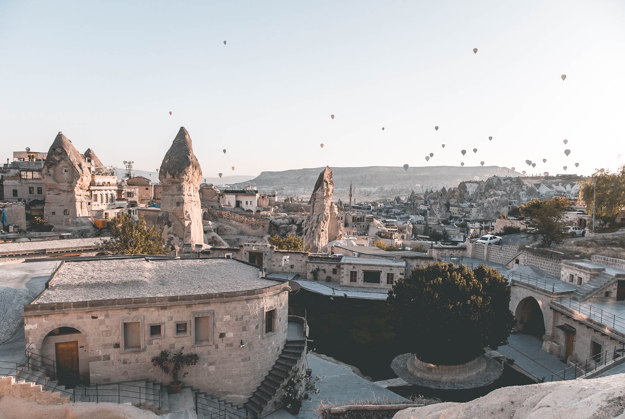 luchtballonnen, Airbnb Finds: moderne grot met uitzicht op de ballonnen van Cappadocie