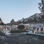 luchtballonnen, Airbnb Finds: moderne grot met uitzicht op de ballonnen van Cappadocie
