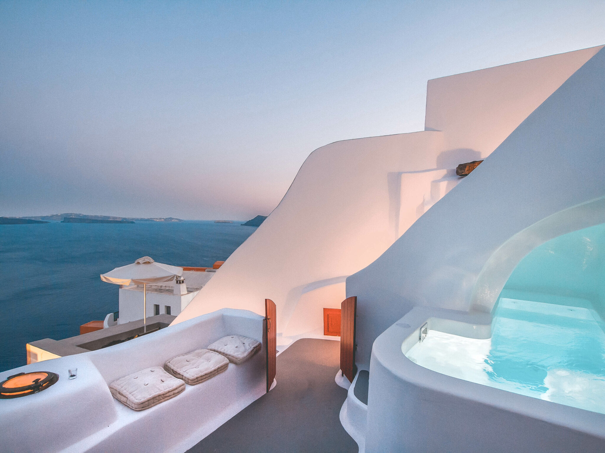 Airbnb Finds: oude wijnkelder omgetoverd tot droomwoning in Santorini