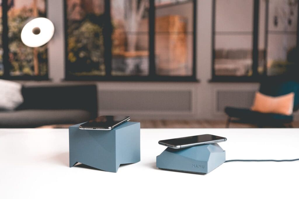 Draadloos opladen in stijl: MANU QUBE