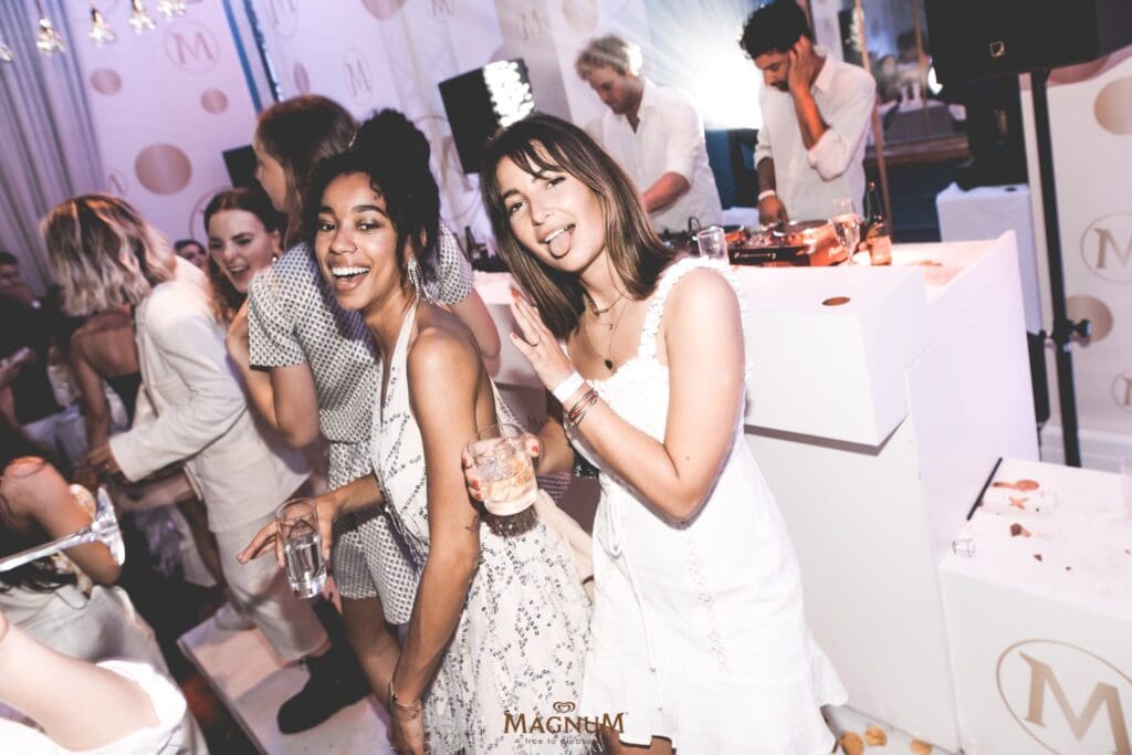 , Een sleep-over party met de mooiste vrouwen van Nederland