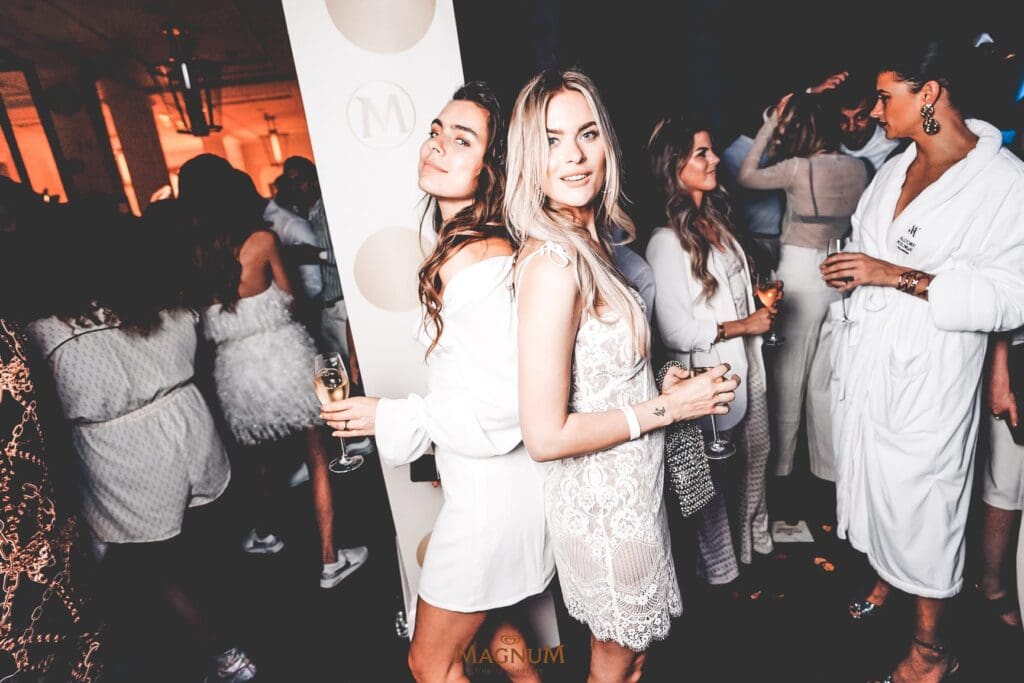 , Een sleep-over party met de mooiste vrouwen van Nederland