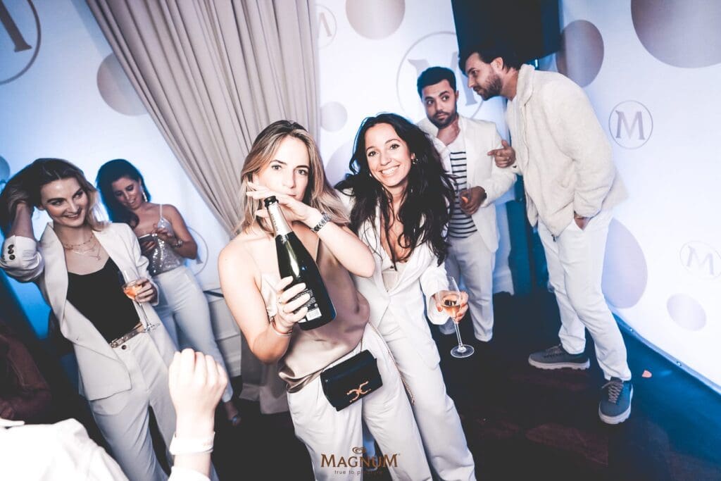 , Een sleep-over party met de mooiste vrouwen van Nederland