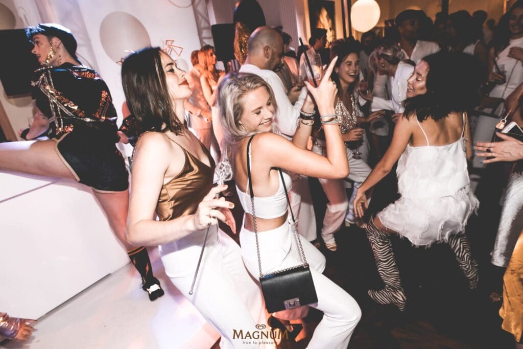 , Een sleep-over party met de mooiste vrouwen van Nederland