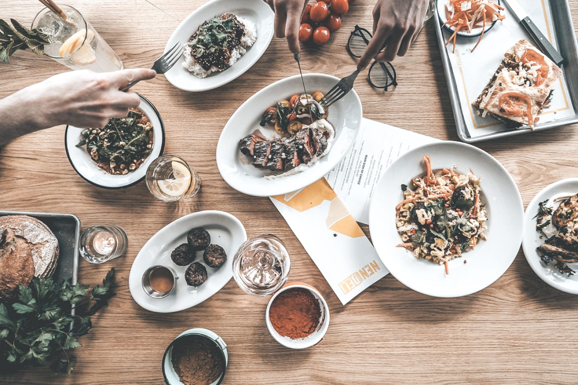 NENI is de Oost-Mediterraanse foodhotspot van Amsterdam