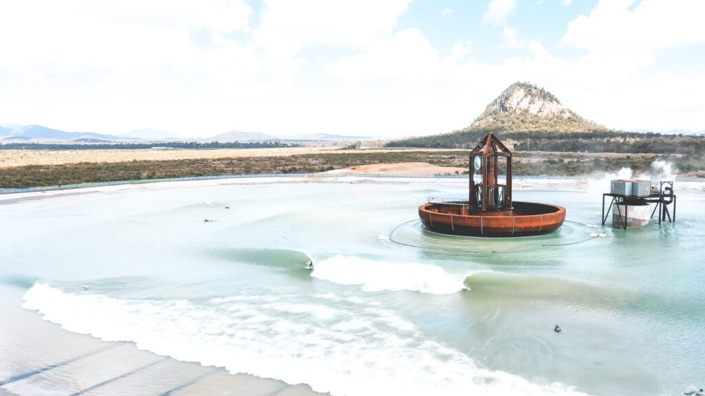 Surf Lakes: ’s werelds grootste golfslagbad met 5 type golven voor surfers