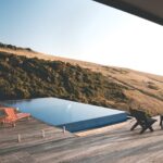 Ocean Farm, Airbnb Finds: Australische boerderij omgetoverd tot bizarre villa met infinity pool