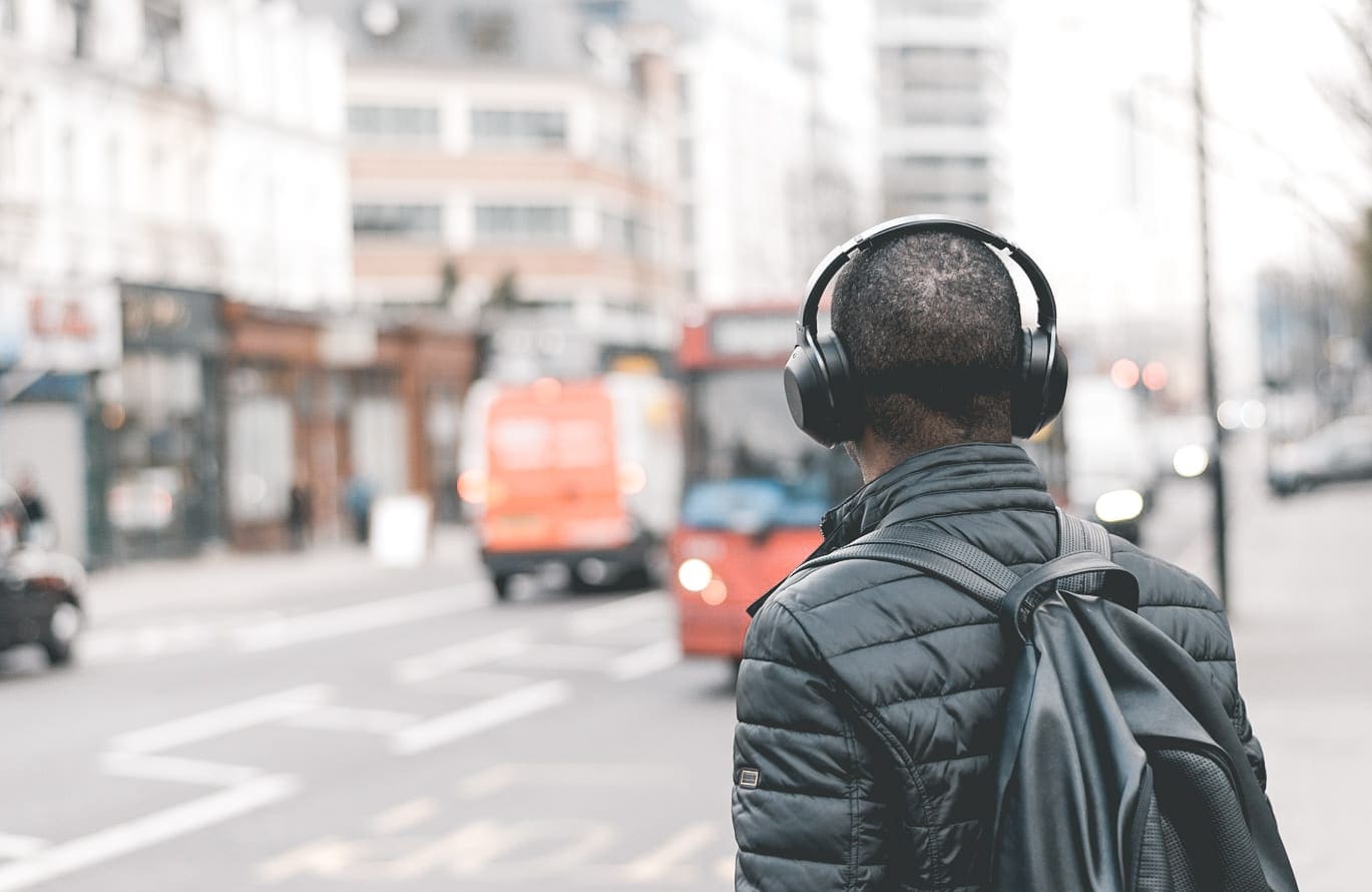 De beste podcasts die lekker weg luisteren