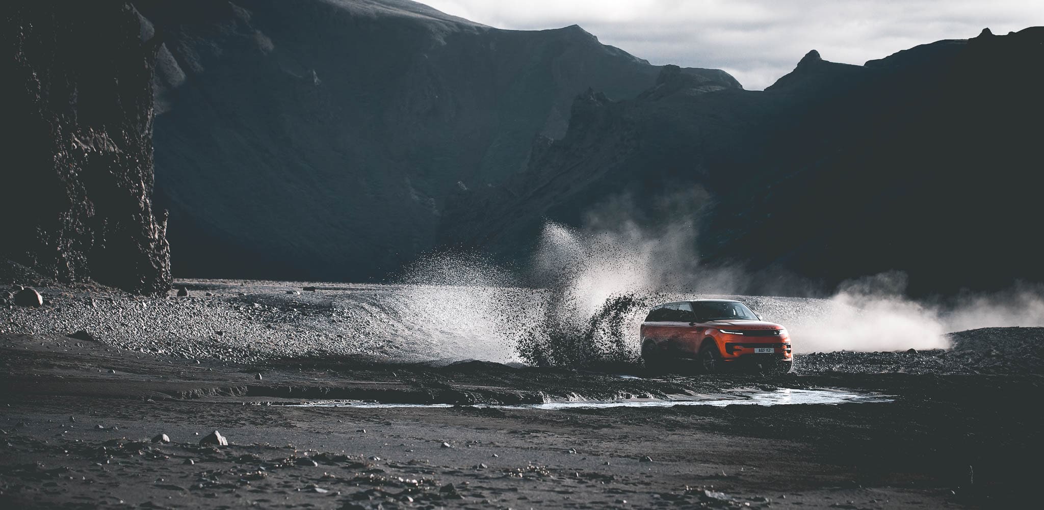 , Must-see: nieuwe Range Rover Sport beukt over IJslandse stuwdam heen