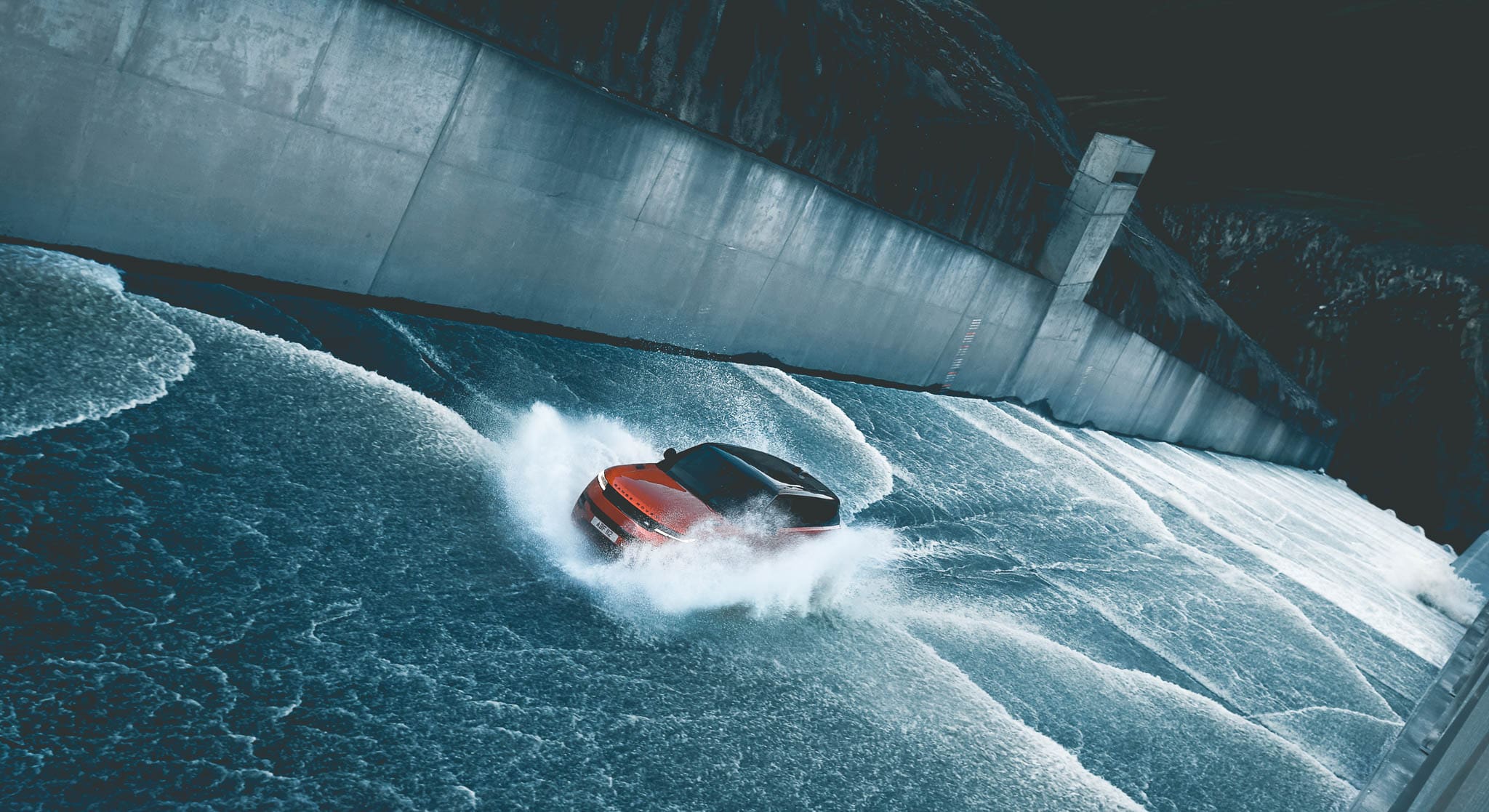 Must-see: nieuwe Range Rover Sport beukt over IJslandse stuwdam heen