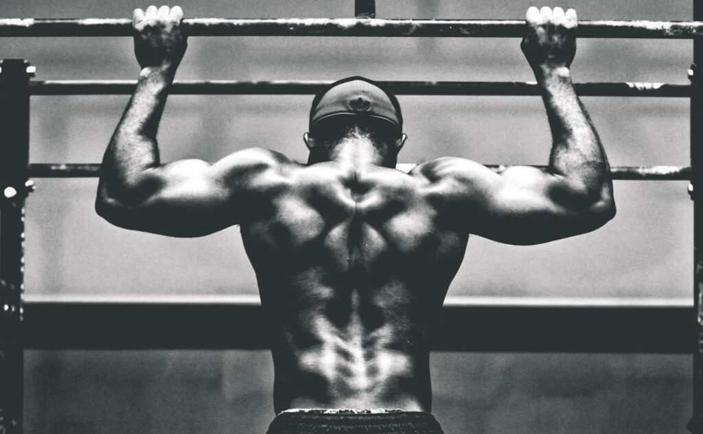Eindbaas doet 50 pull-ups en 100 push-ups binnen vijf minuten