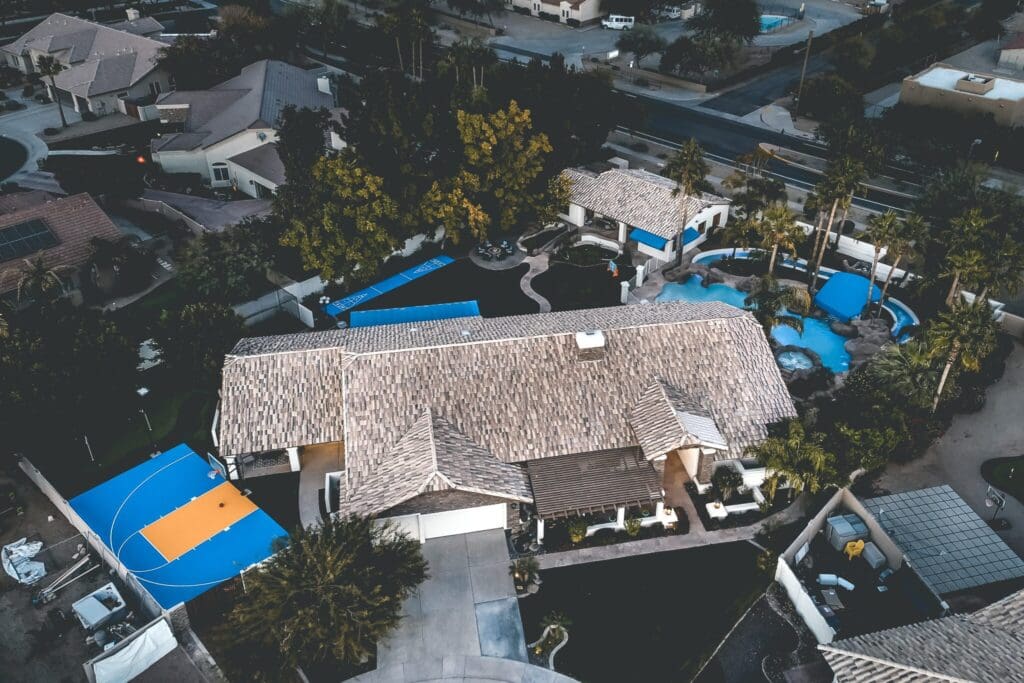 Airbnb Finds: megavilla voor 15 vrienden met mini-waterpark en basketbalveld