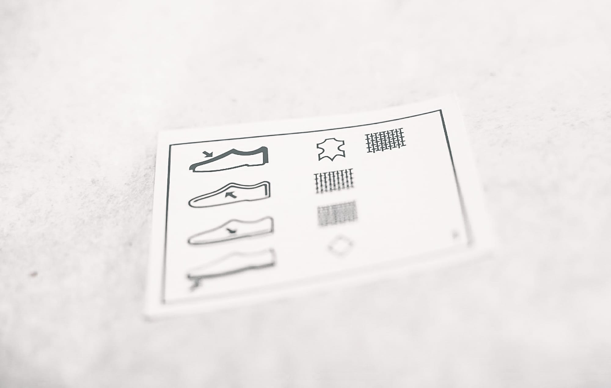 Wat betekent die ‘nutteloze’ sticker aan de onderkant van je schoen nou?