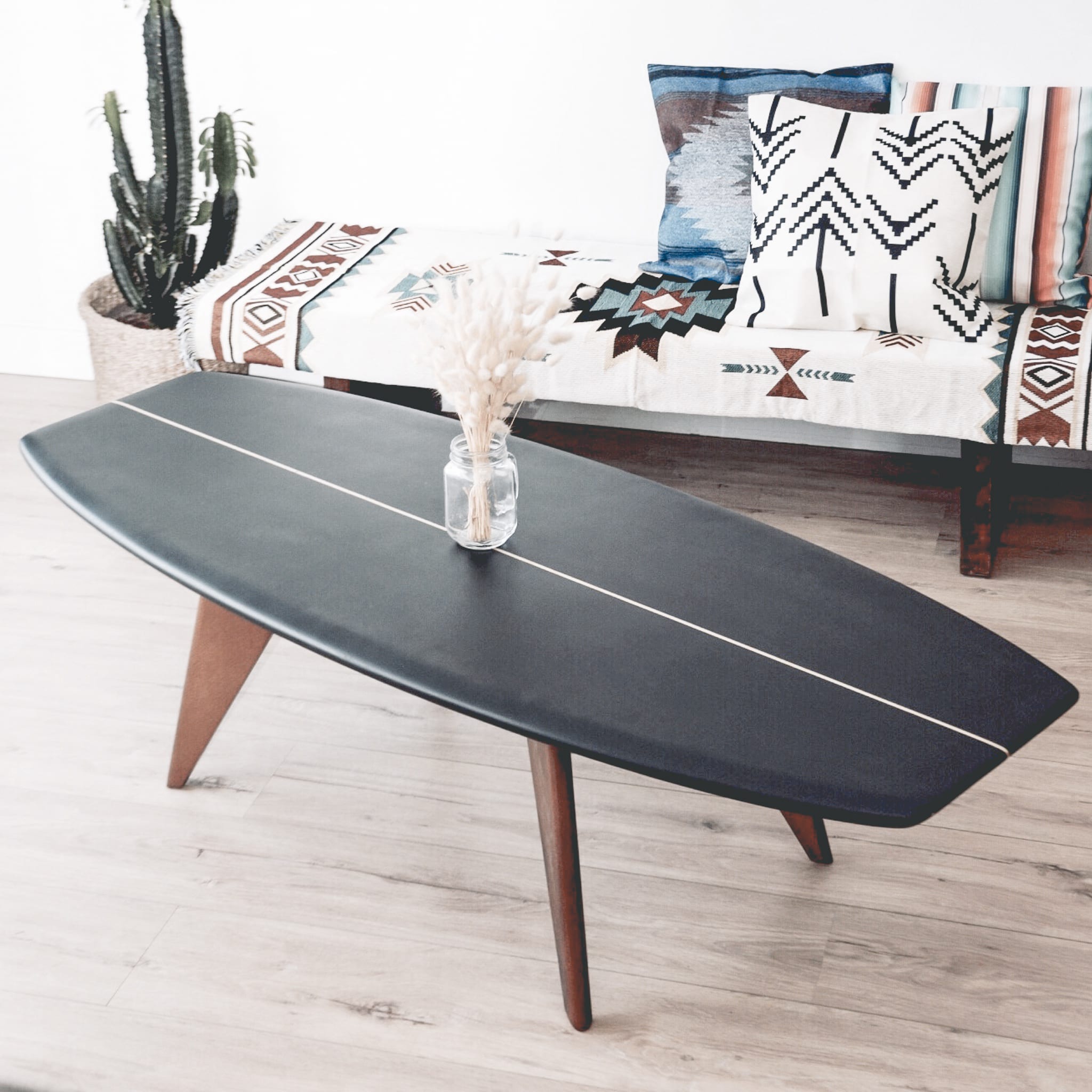 Surf vibe: dit bedrijf maakt bijzettafels geinspireerd op surfboards