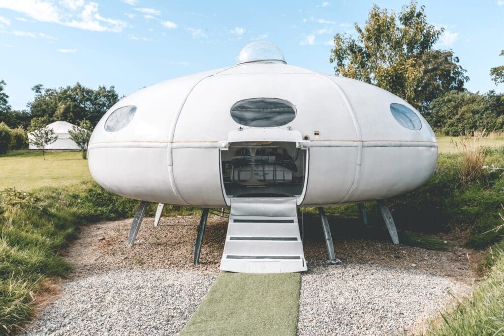 Airbnb Finds: laat je jongensdromen uitkomen in deze UFO