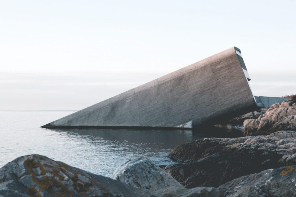 Dit restaurant is een architectonisch kunststukje op de zeebodem