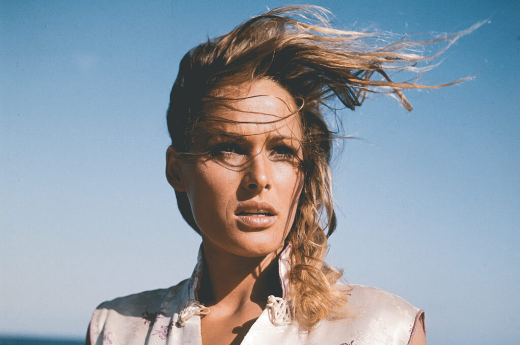 Legendarische bikini van de allereerste bondgirl gaat onder de hamer