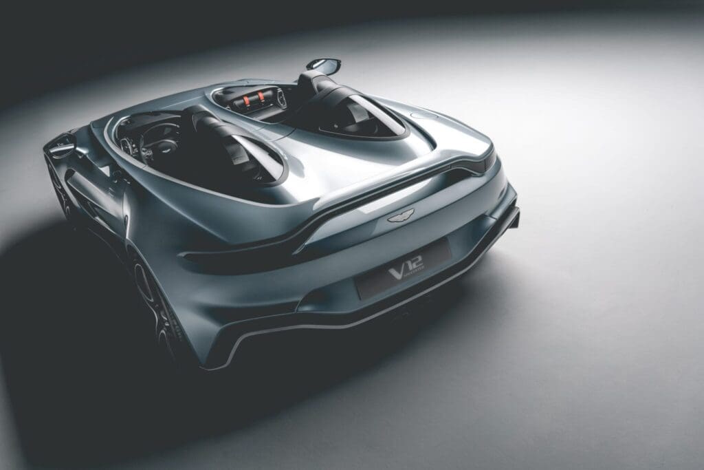 Nieuwe Aston Martin V12 Speedster blaast iedereen weg