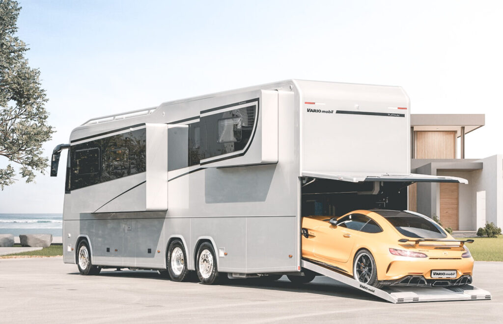 In deze bizar luxe camper kan ook je supercar mee