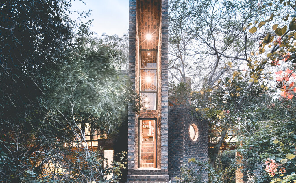 Deze brute flinterdunne villa staat in een natuurreservaat