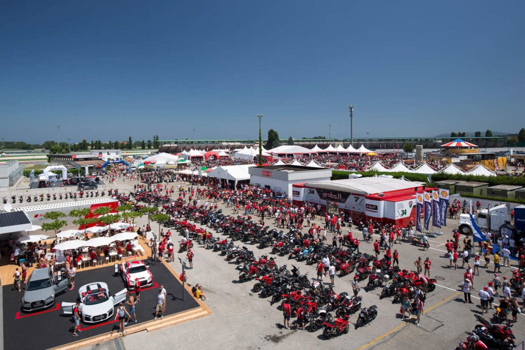 WDW16_111_paddock