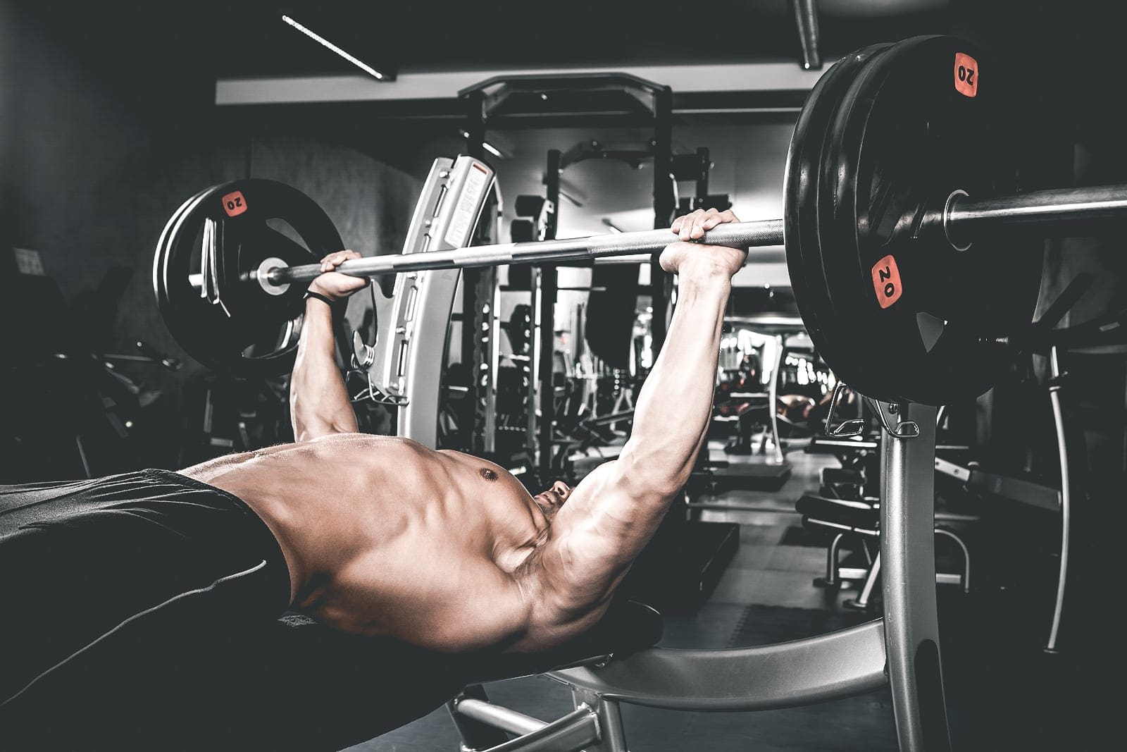 Het buigen van je rug bij een bench press: wel of niet?