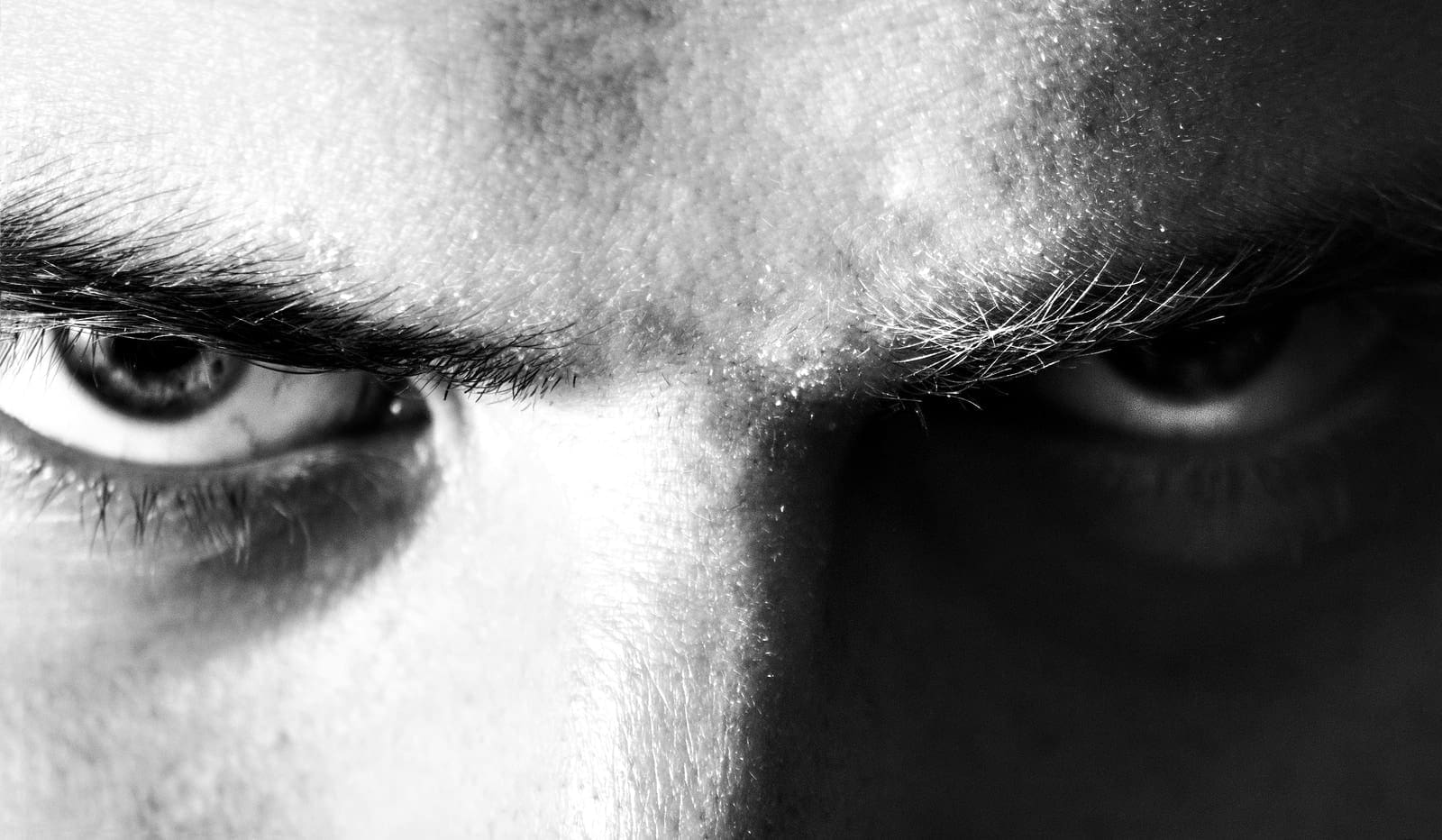 Onderzoek: vrouwen vinden mannen met een serieuze blik aantrekkelijker