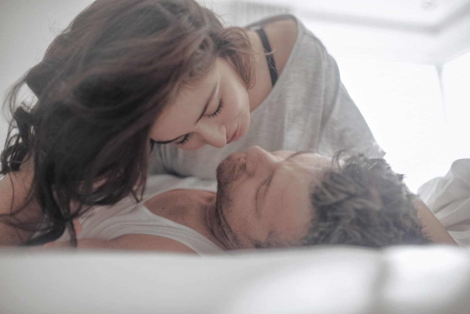 Dit is waarom je altijd tegelijk met je vriendin naar bed moet gaan