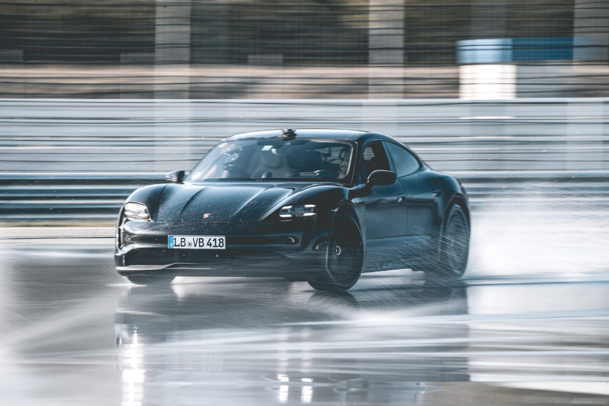 Porsche Taycan drift op Hockenheimring het Guinness World Records boek in
