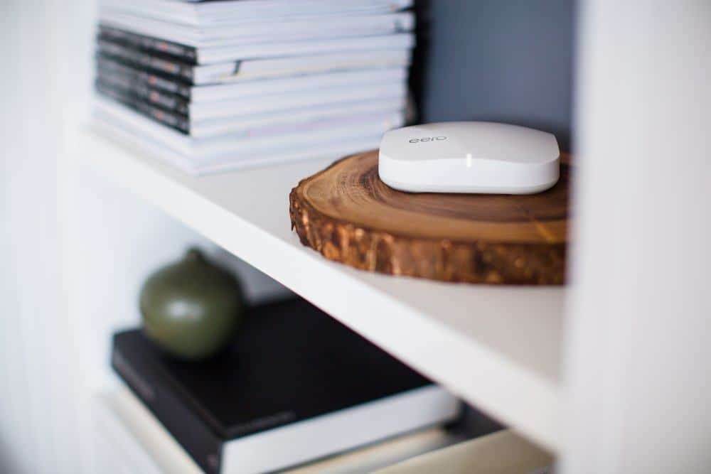 eero lifestyle – bookshelf