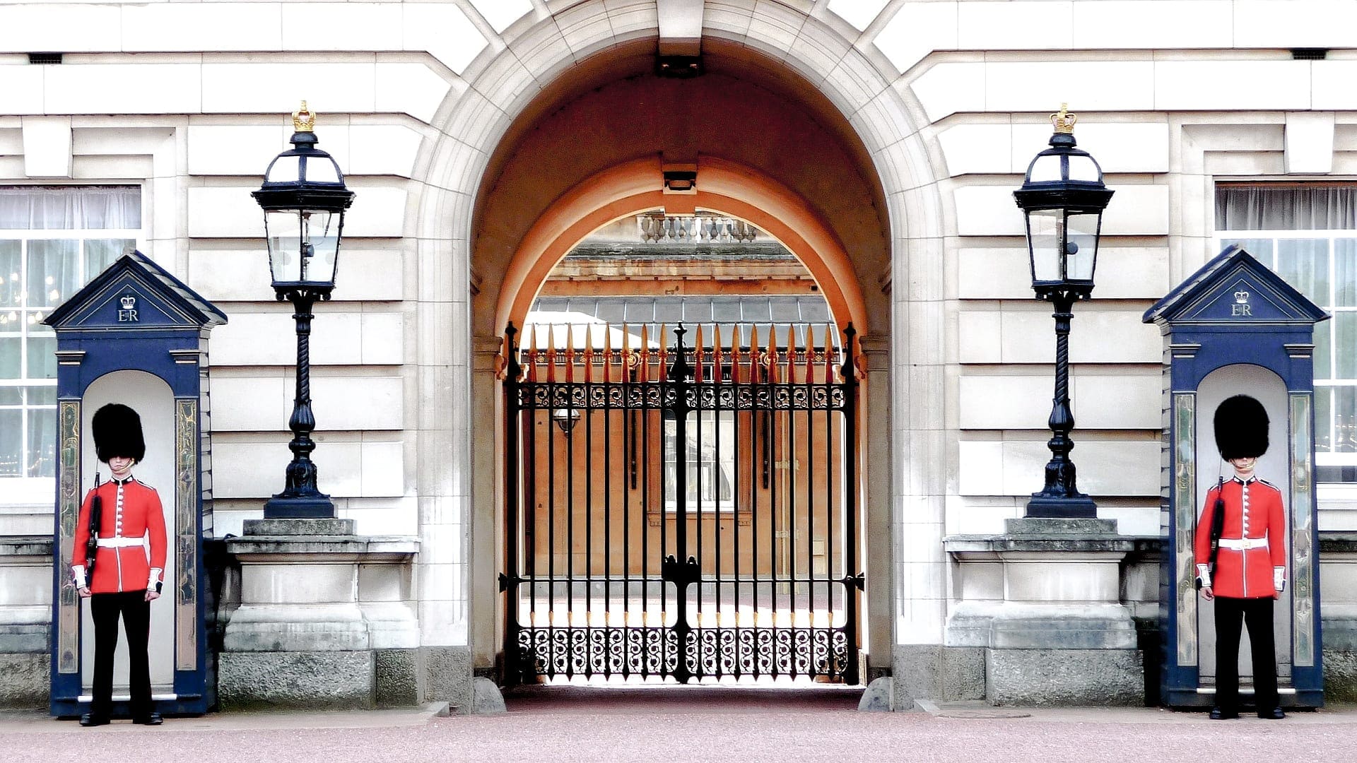 Goed verhaal: inbreker komt in Buckingham Palace oog in oog met de koningin
