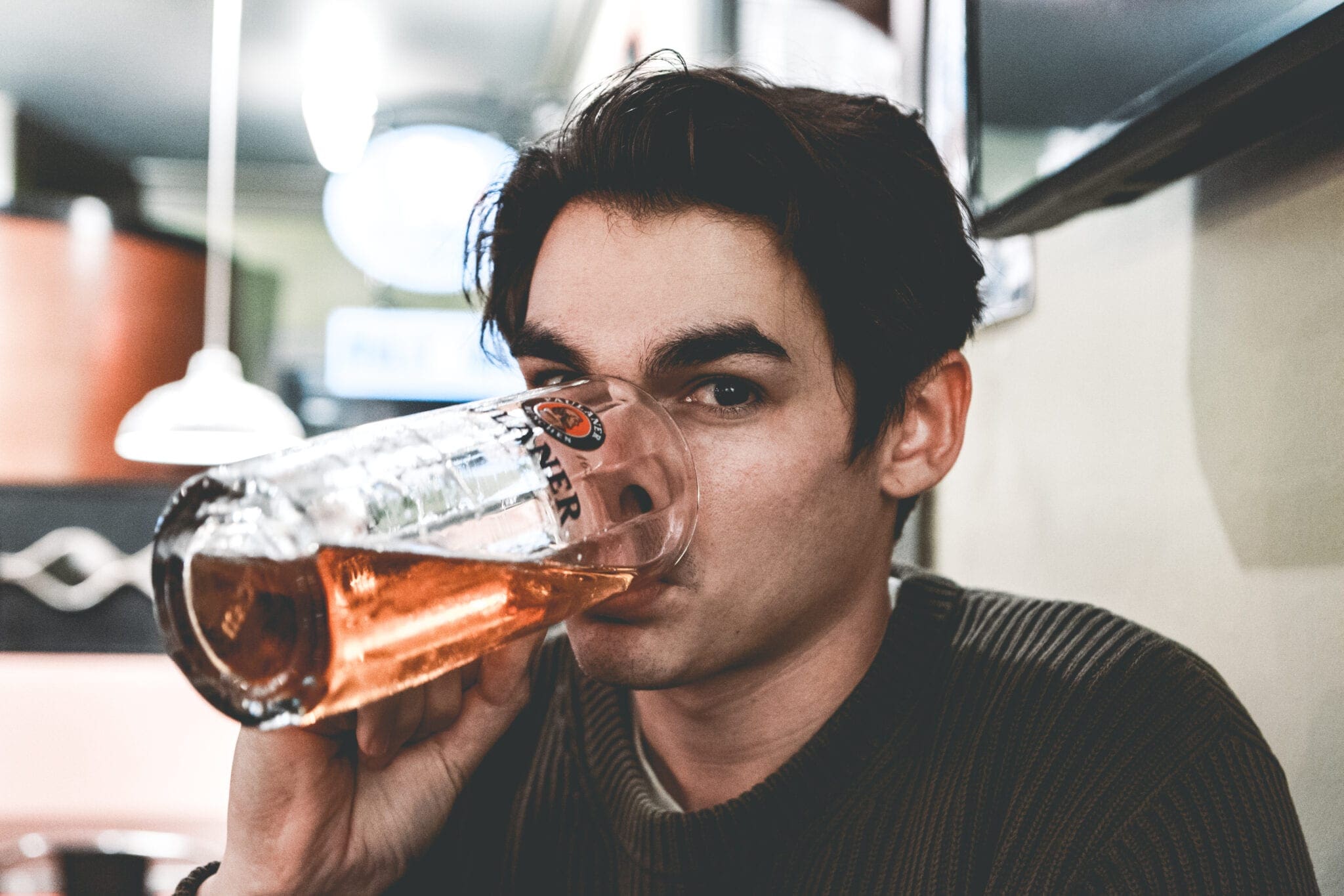 Onderzoek wijst uit: drank maakt je aantrekkelijker!