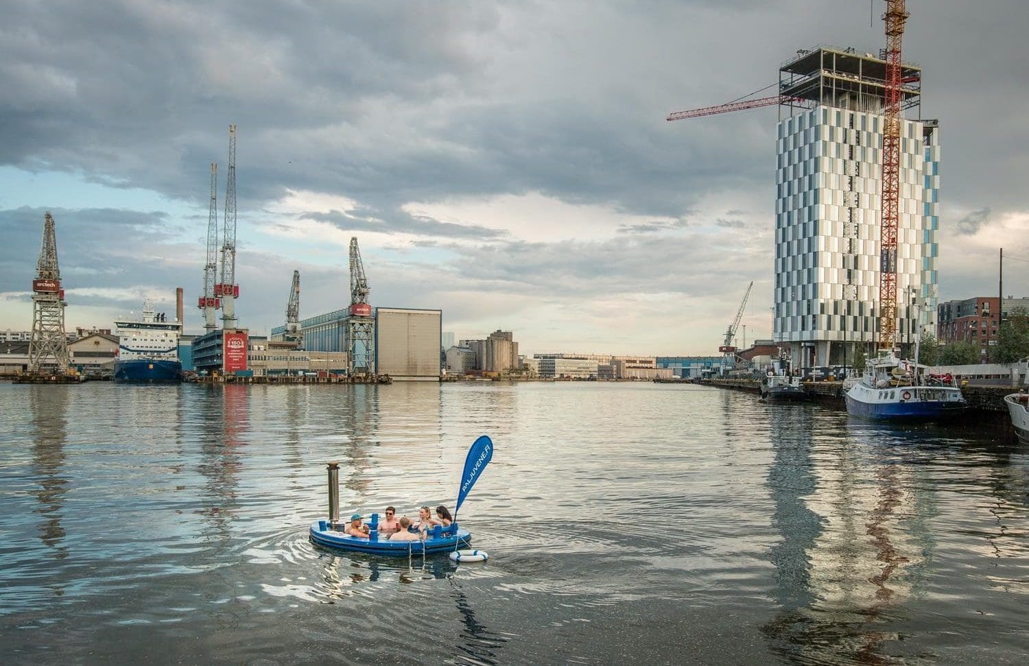 Je kunt nu jacuzzi-varen in Rotterdam