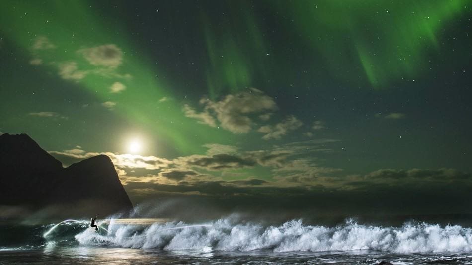 surfen onder het noorderlicht