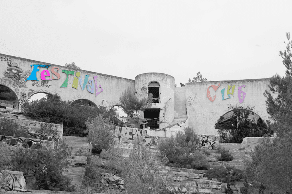 Ergens op Ibiza staat een ruine van een club uit de 60’s