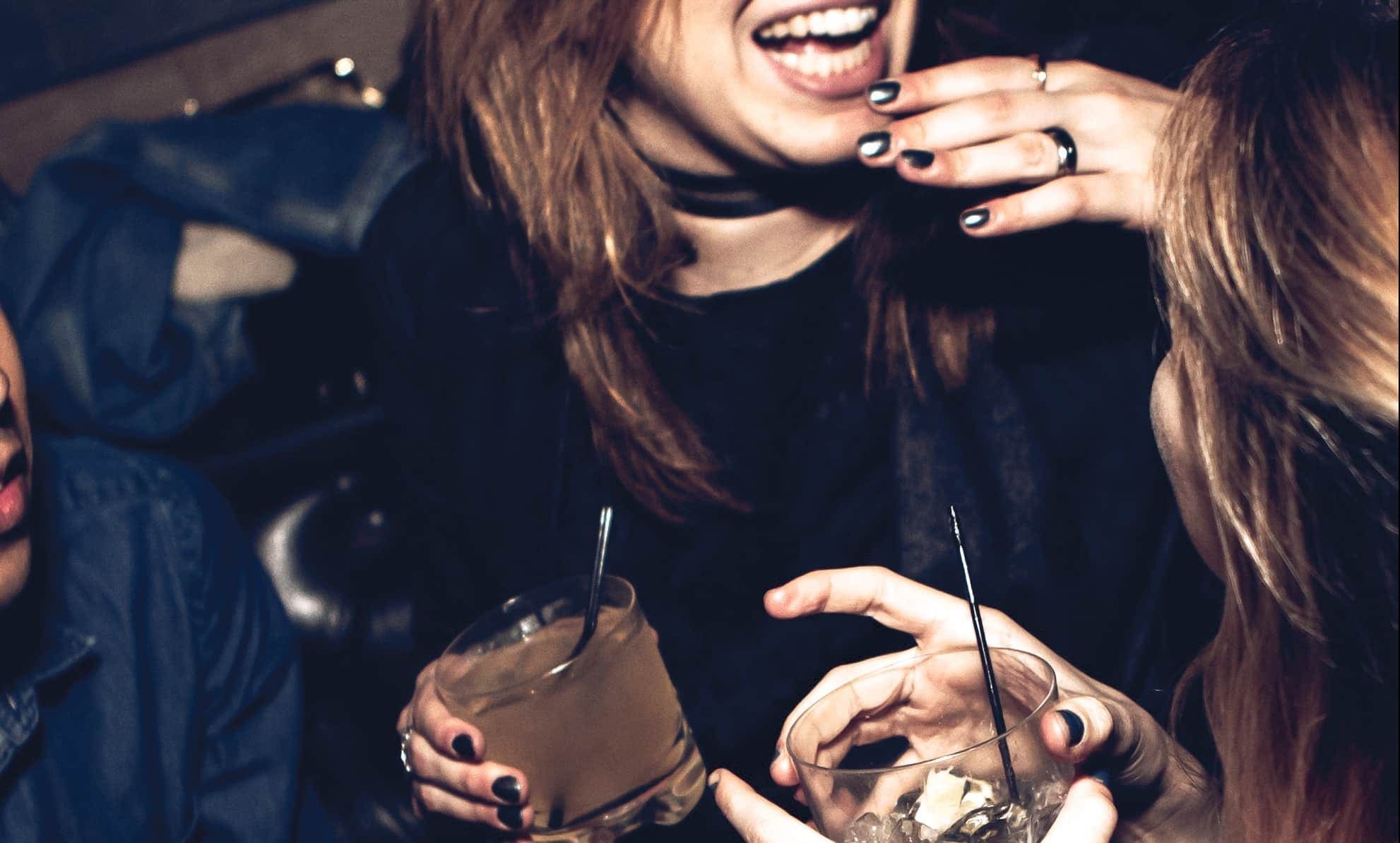 Hoe je die mooie vrouw in de bar aan de haak slaat